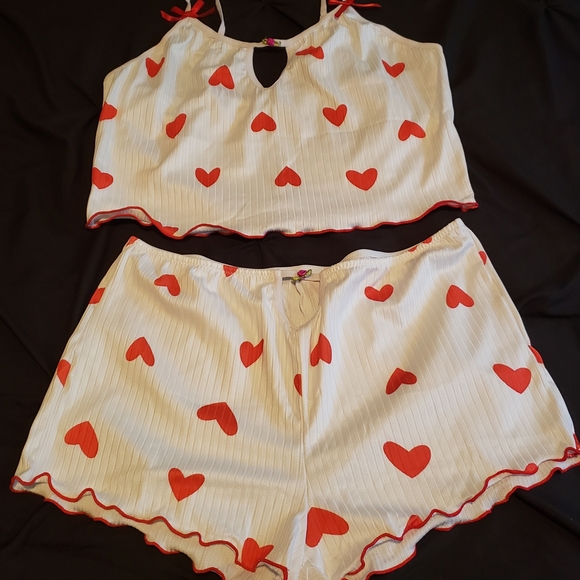 SHEIN Other - SHEIN Red Heart Print Pajama Set